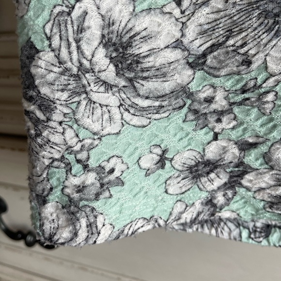 🍭Crop top tank with crisscrossed back. Fits like a size Medium. - Picture 3 of 3